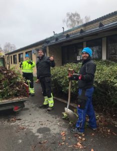 Deltagare som gör tummen upp när de jobbar ute med att klippa ner utomhusväxter.
