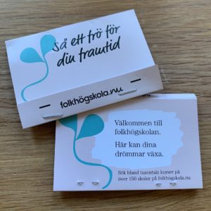 Reklammaterial för folkhögskola.nu - fröpåsar med texten "Så ett frö för din framtid"