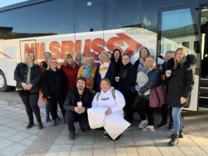 Hela klassen är samlad framför bussen till Stockholm