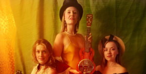 Highway Honeys med sina instrument