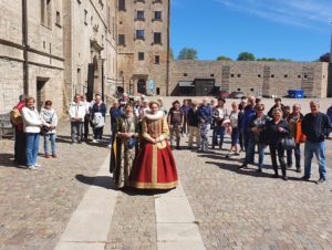 gruppbild på deltagare ihop med skådespelare i kostym vid Vadstena slott