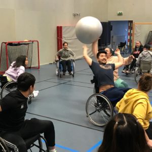 Deltagare testar parasport.