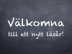 Välkomna till ett nytt läsår skrivet på en svart tavla med vit krita.
