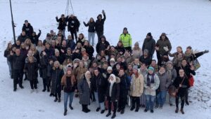 Bild på en grupp deltagare och personal på Vimmerby folkhögskola