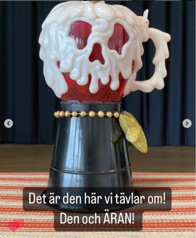 Bilden visar en pokal med spökansikte och texten: "Det är den här vi tävlar om! Den och ÄRAN!"