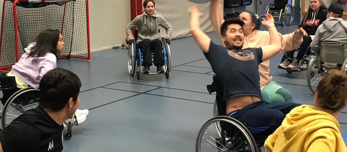 Deltagare testar parasport.