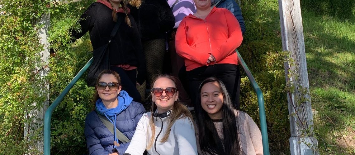 Deltagarna på barnskötarutbildningen sitter i trappan upp till Ellen Keys Strand