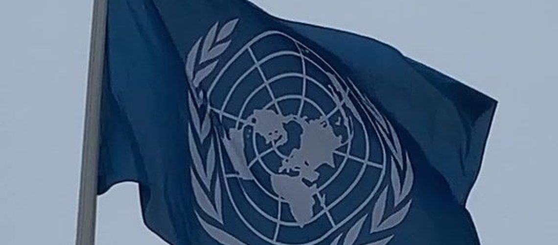 FN-flaggan vajar i vinden
