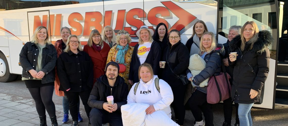 Hela klassen är samlad framför bussen till Stockholm