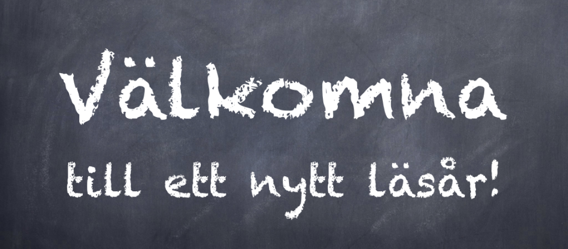 Välkomna till ett nytt läsår skrivet på en svart tavla med vit krita.