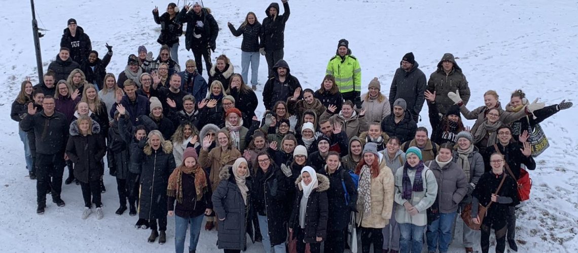 Bild på en grupp deltagare och personal på Vimmerby folkhögskola