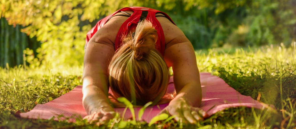En kvinna som uttövar yoga utomhus